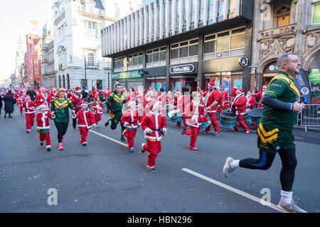 Katumba tambours au la 2016 Santa 2016 Santa Dash à Liverpool qui a battu le record du monde de nombre de pères Noël. Banque D'Images