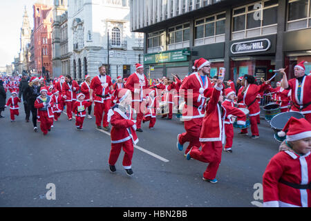 Katumba tambours au la 2016 Santa 2016 Santa Dash à Liverpool qui a battu le record du monde de nombre de pères Noël. Banque D'Images