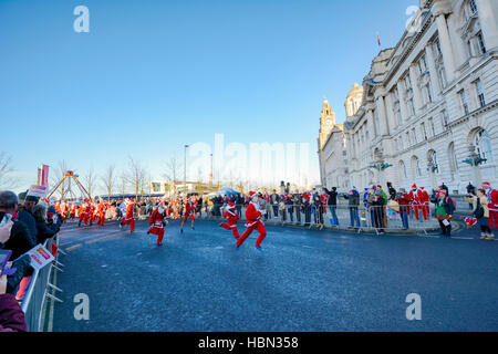 Le début 2016 coureurs Santa Dash à Liverpool qui a battu le record du monde de nombre de pères Noël. Banque D'Images