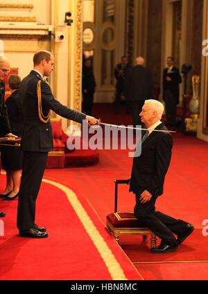 Sir Michael Craig-Martin de Londres est fait Chevalier de l'Empire britannique par le duc de Cambridge à Buckingham Palace. Banque D'Images