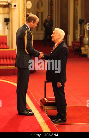 Sir Michael Craig-Martin de Londres est fait Chevalier de l'Empire britannique par le duc de Cambridge à Buckingham Palace. Banque D'Images