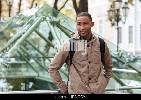 Portrait d'un jeune homme de l'Afrique de l'heureux de marcher dans la rue. À côté. Banque D'Images