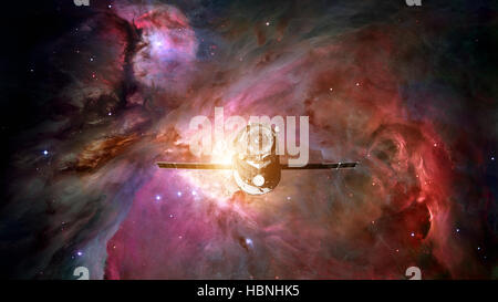 Les progrès de l'engin spatial en orbite autour de la nébuleuse de l'espace. Éléments de cette image fournie par la NASA. Banque D'Images