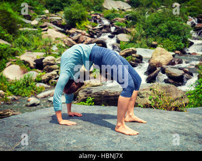 Femme d'Ashtanga vinyasa yoga asana Urdhva Dhanurasana - jusqu' Banque D'Images