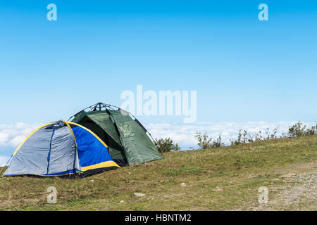 Les tentes de camping avec un beau paysage naturel Banque D'Images