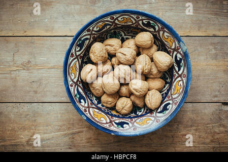 Les noix dans un bol marocain Banque D'Images