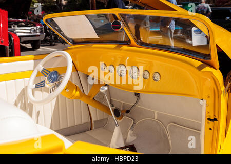 1934 Ford Roadster jaune Banque D'Images