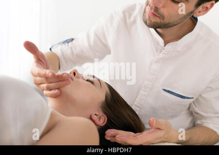Gros plan du masseur massage faire client Banque D'Images