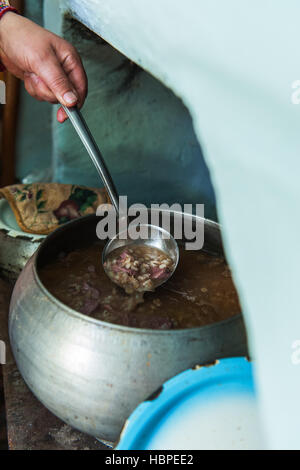 La cuisson des repas dans une poêle russe Banque D'Images