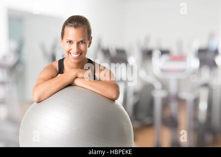 Fit Woman Holding a balle Pilates Banque D'Images