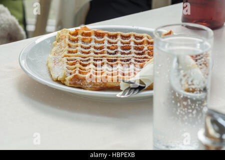 Gaufre sur une plaque blanche. Banque D'Images