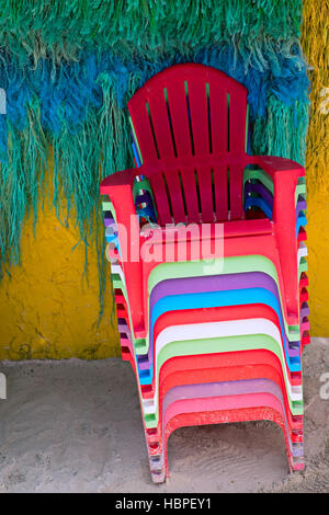 Pile de chaises de couleur sur la plage de San Andrés, Colombie Banque D'Images