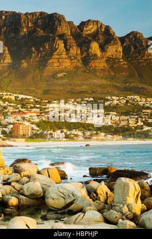 Camps Bay à Cape Town au coucher du soleil Banque D'Images