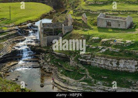 Ancien moulin en ruines d'El Bolao et cascade du ruisseau de la Presa, Cóbreces, Cantabria, Spain, Europe Banque D'Images