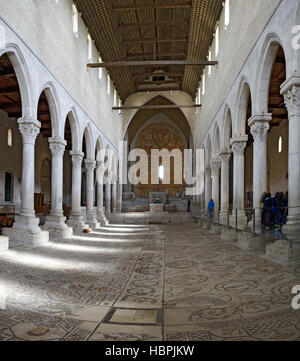 Nef de la Basilique de Santa Maria Assunta Banque D'Images