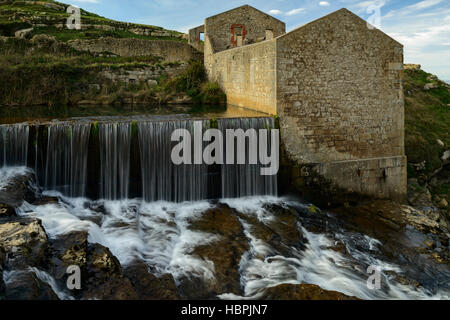 Ancien moulin en ruines d'El Bolao et cascade du ruisseau de la Presa, Cóbreces, Cantabria, Spain, Europe Banque D'Images