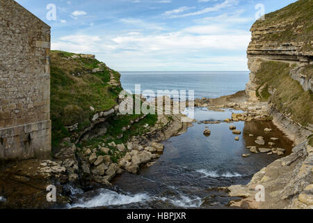 Ancien moulin en ruines d'El Bolao et cascade du ruisseau de la Presa, Cóbreces, Cantabria, Spain, Europe Banque D'Images