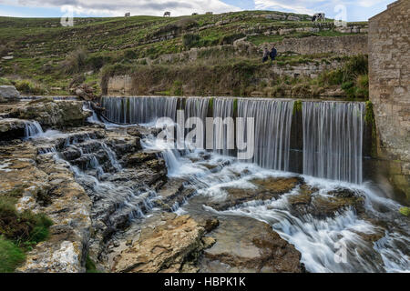 Ancien moulin en ruines d'El Bolao et cascade du ruisseau de la Presa, Cóbreces, Cantabria, Spain, Europe Banque D'Images