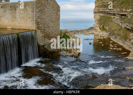 Ancien moulin en ruines d'El Bolao et cascade du ruisseau de la Presa, Cóbreces, Cantabria, Spain, Europe Banque D'Images