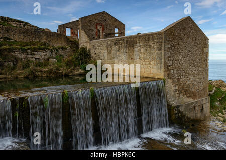 Ancien moulin en ruines d'El Bolao et cascade du ruisseau de la Presa, Cóbreces, Cantabria, Spain, Europe Banque D'Images