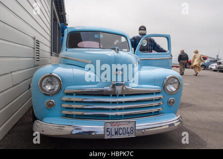 San Francisco, USA - 18 mai 2006 : un Super de Luxe Ford bleu sur un quai de San Francisco. Vue de face. Banque D'Images