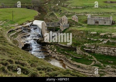 Ancien moulin en ruines d'El Bolao et cascade du ruisseau de la Presa, Cóbreces, Cantabria, Spain, Europe Banque D'Images