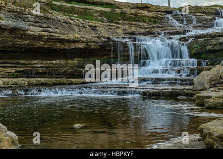 Ancien moulin en ruines d'El Bolao et cascade du ruisseau de la Presa, Cóbreces, Cantabria, Spain, Europe Banque D'Images