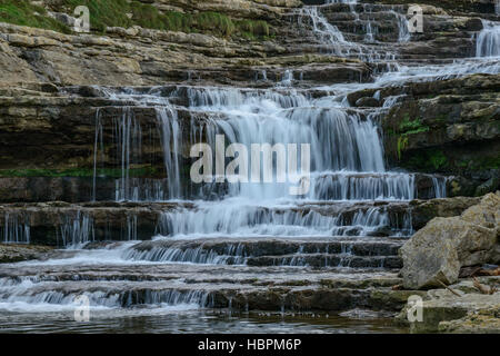 Ancien moulin en ruines d'El Bolao et cascade du ruisseau de la Presa, Cóbreces, Cantabria, Spain, Europe Banque D'Images