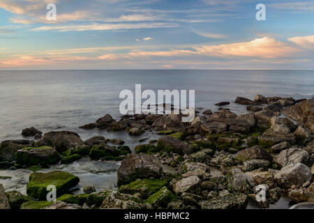 Embouchure du ruisseau La Presa en El Bolao dans la mer Cantabrico, Cantabria, Espagne, Europe. Banque D'Images