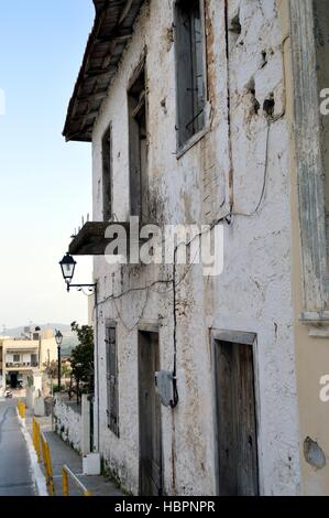 Une maison en ruine avec une vieille façade. Banque D'Images