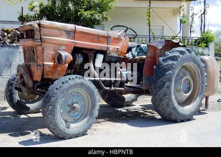 Un vieux tracteur agricole dans la campagne Crétoise Banque D'Images