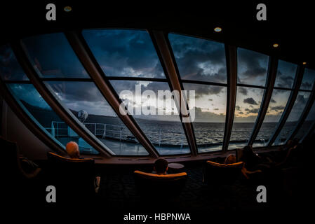 Navire à passagers Hurtigruten MS Polarlys Explorer salon sur le pont 7 à l'avant du navire, les croisières vers le soleil couchant, la Norvège. Banque D'Images