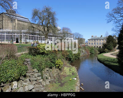 Pavilion Gardens & la Rivière Wye, Buxton, Derbyshire, Angleterre, Royaume-Uni en avril Banque D'Images