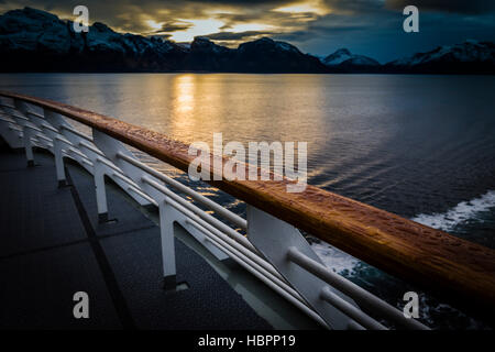 MS Polarlys Hurtigruten vue depuis l'arrière comme il croisières dans les fjords du nord de la Norvège. Banque D'Images