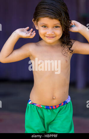 Les jeunes brésiliens girl smiling in Manaus, Brésil Banque D'Images