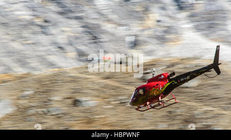 Hélicoptère de sauvetage en montagne le long de la route du Camp de Base titan en Himalaya Banque D'Images