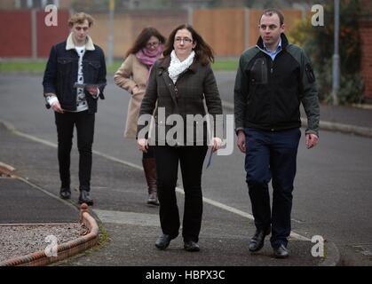 Candidat conservateur Dr Caroline Johnson dans le Lincolnshire Quarrington, tout en faisant campagne pour l'Sleaford et North Hykeham élection partielle avec le député conservateur pour Boston et Skegness Matt Warman (droite). Banque D'Images