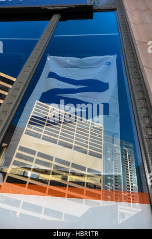 Voler le drapeau W dans la fenêtre d'un immeuble, à Chicago, Illinois. Banque D'Images