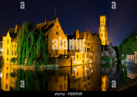 Réflexions du soir sur Rozenhoedkaai, avec Beffroi ou Tour de Belfort, Bruges, Flandre occidentale, Belgique, Europe Banque D'Images