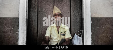 Homme fumeur de cigare cubain. Cuba Banque D'Images