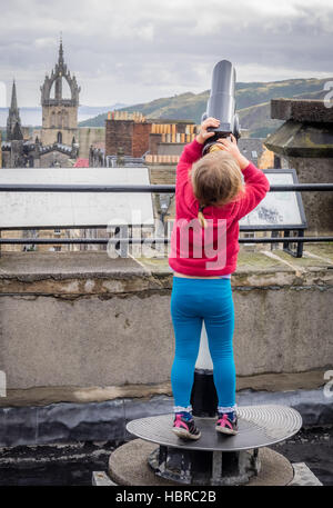 Petite fille à la recherche par le télescope Banque D'Images