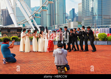 Le mariage photographié dans un parc public Banque D'Images