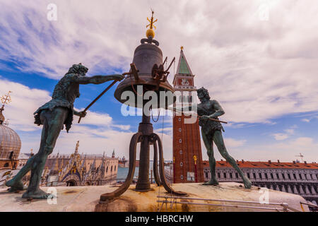 Sonneurs sur le haut de la vieille tour de l'horloge à Venise Banque D'Images