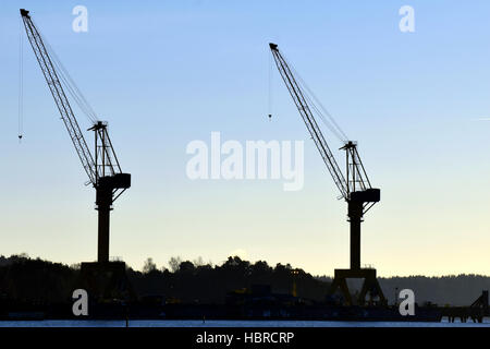 Silhouette de grues de quai contre ciel bleu clair. Banque D'Images