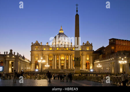 Rome, Piazza San Pietro, la Basilique St Pierre illuminée au crépuscule Banque D'Images