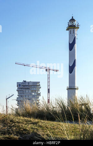 Leuchtturm Lange nelle et de nouveaux appartements en cours de construction pour l'immobilier dans le projet Oosteroever Ostende Harbour le long de la côte de la mer du Nord en Belgique, Belgique Banque D'Images