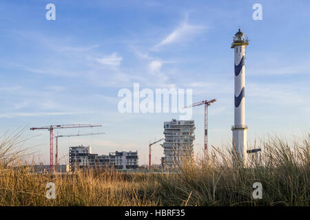 Leuchtturm Lange nelle et de nouveaux appartements en cours de construction pour l'immobilier dans le projet Oosteroever Ostende Harbour le long de la côte de la mer du Nord en Belgique, Belgique Banque D'Images