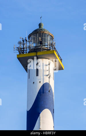 Lanterne des blanc-bleu Lange nelle dans le phare du port d'Ostende le long de la côte de la mer du Nord en Belgique, Belgique Banque D'Images