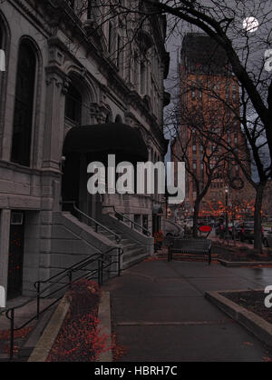 Hanover Square, Syracuse, New York la nuit pendant la saison de Noël Banque D'Images