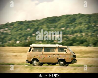 T3 beige accélération Volkswagen camper van près des collines de Malvern Worcestershire Banque D'Images